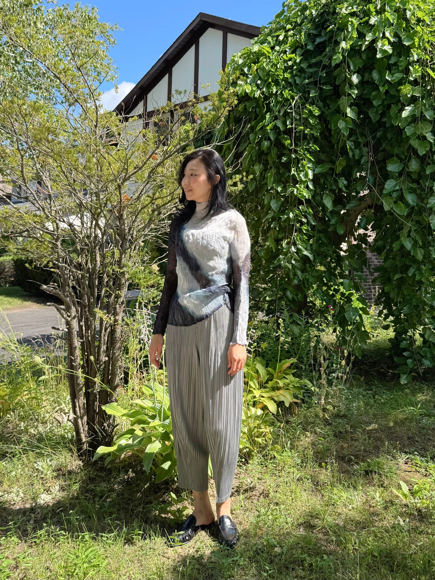 Sheer Gradient Wave Pleats Top (ivory, gray)