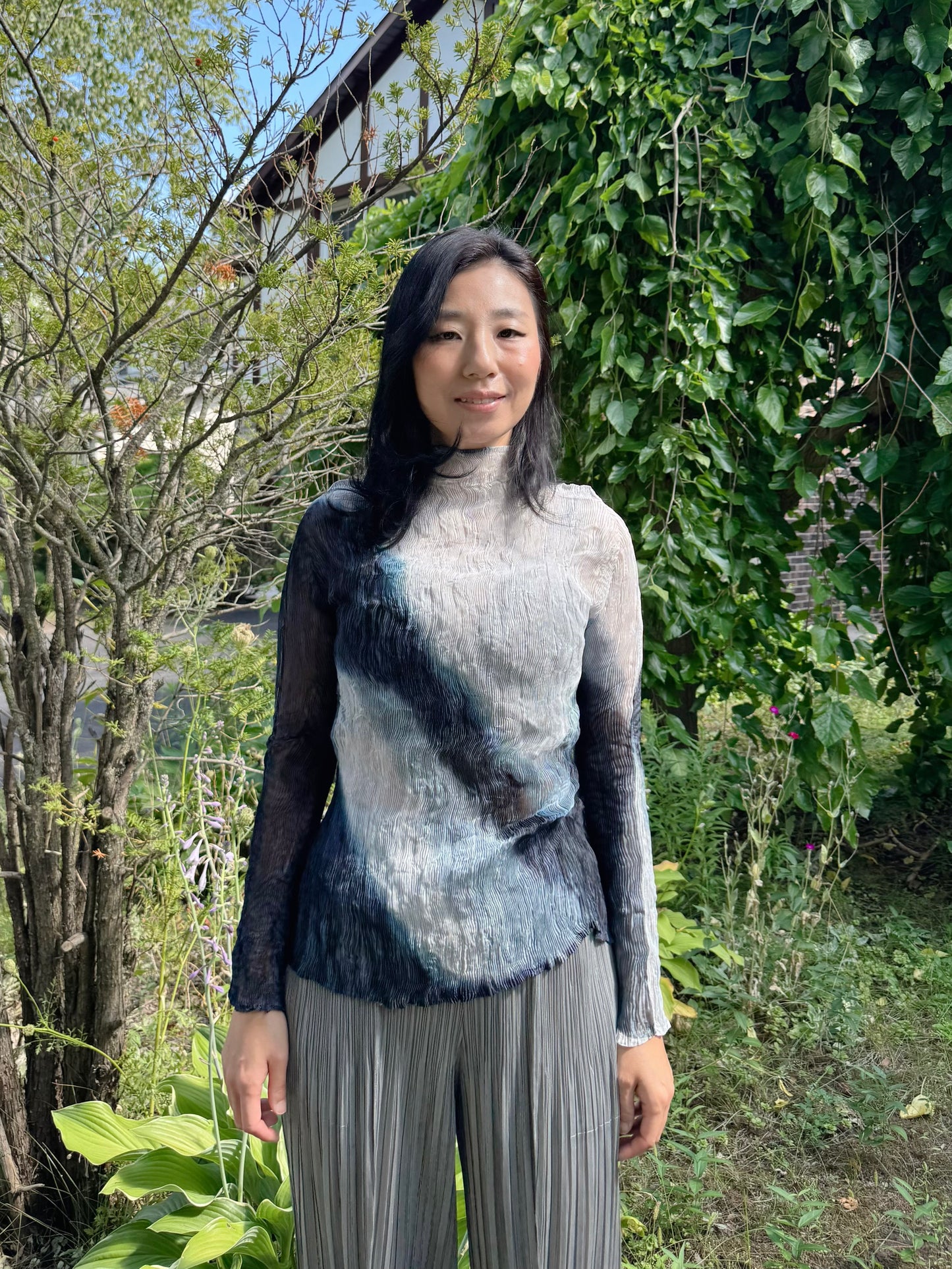 Sheer Gradient Wave Pleats Top (ivory, gray)