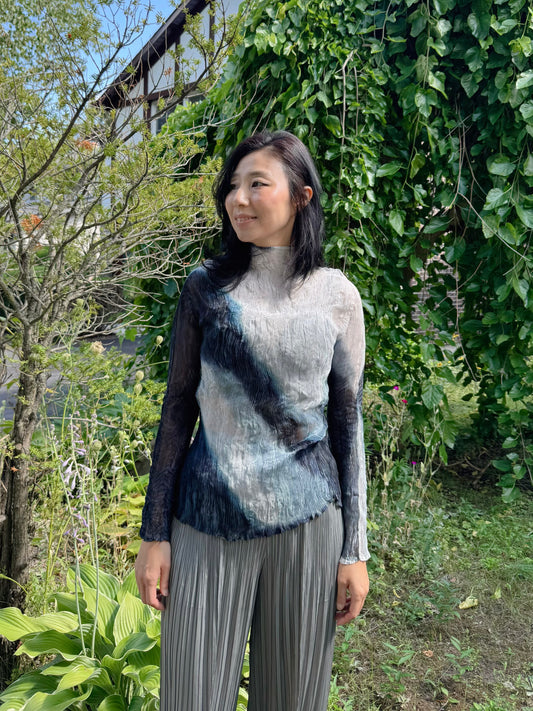 Sheer Gradient Wave Pleats Top (ivory, gray)