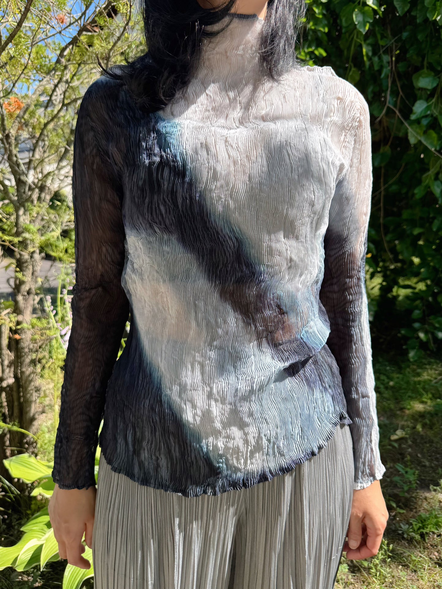 Sheer Gradient Wave Pleats Top (ivory, gray)