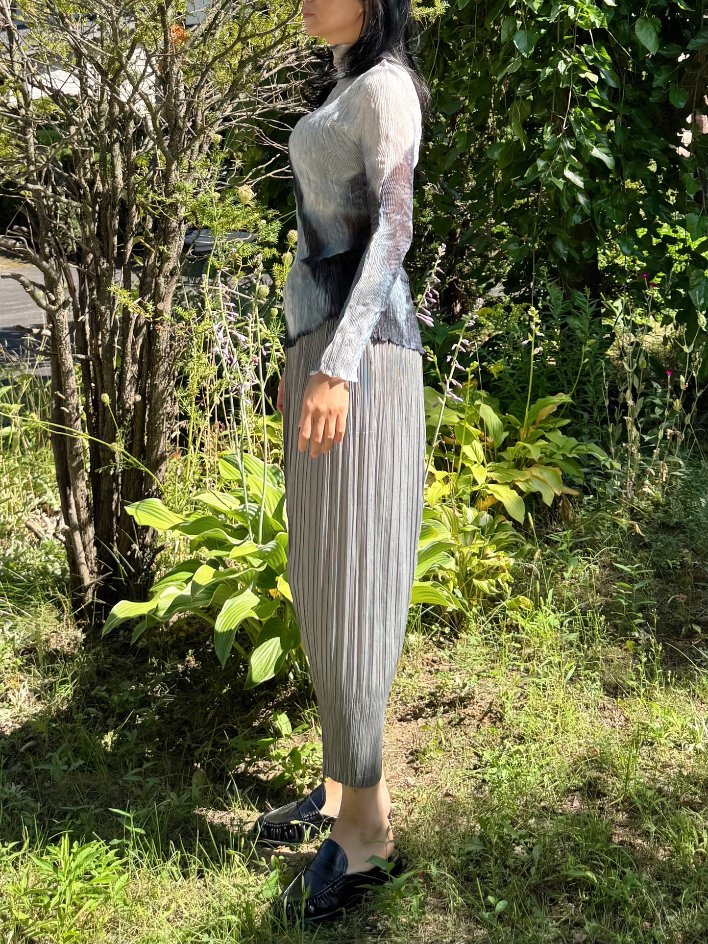 Sheer Gradient Wave Pleats Top (ivory, gray)