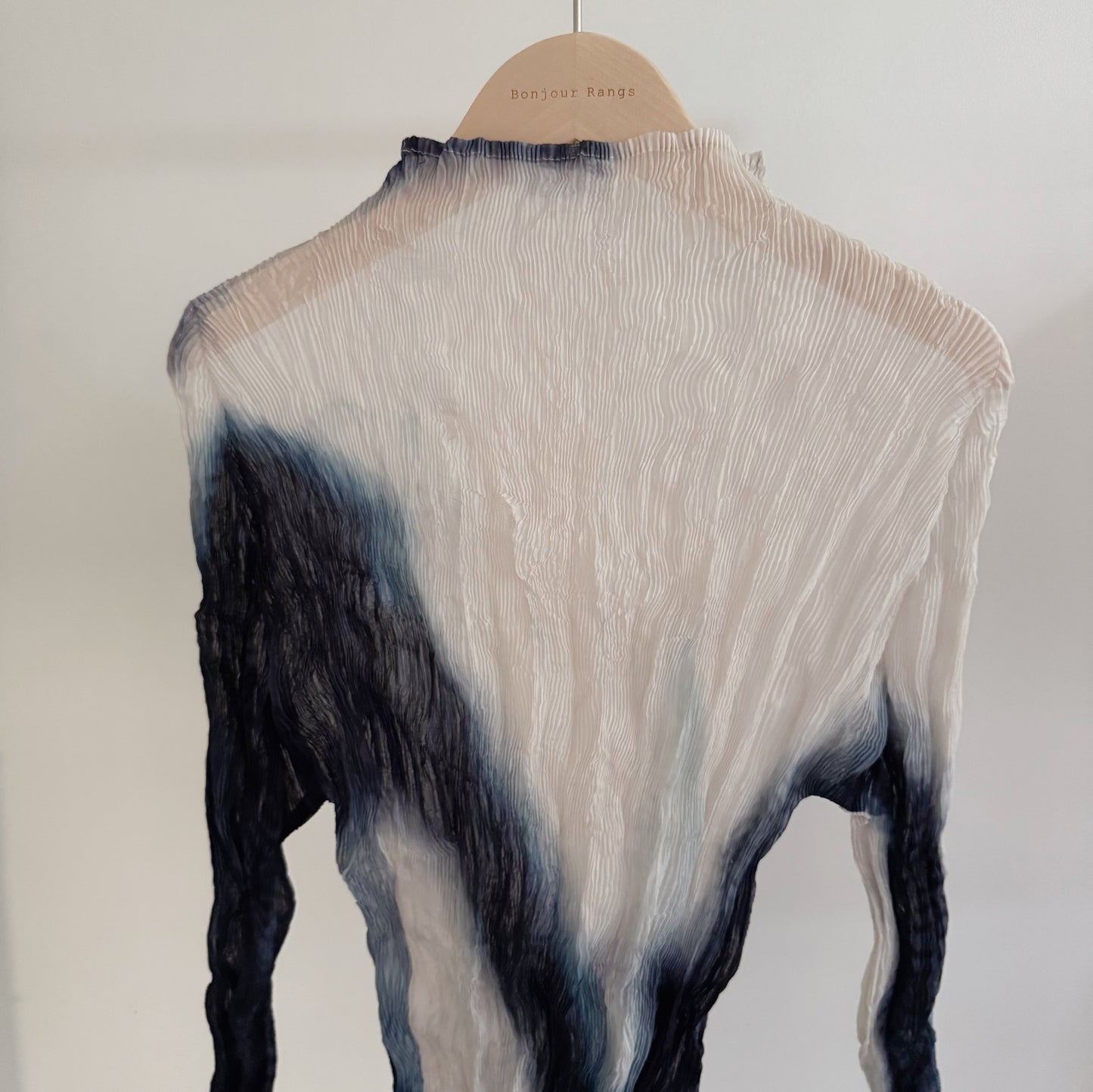 Sheer Gradient Wave Pleats Top (ivory, gray)